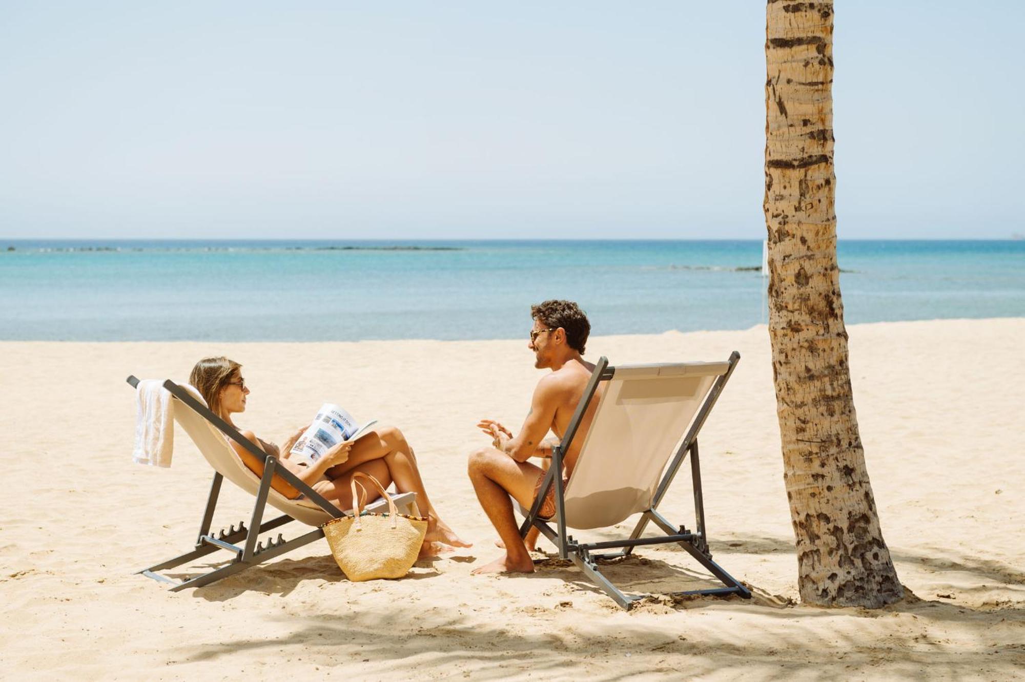 Arrecife Gran Hotel & Spa Ngoại thất bức ảnh Beach chairs