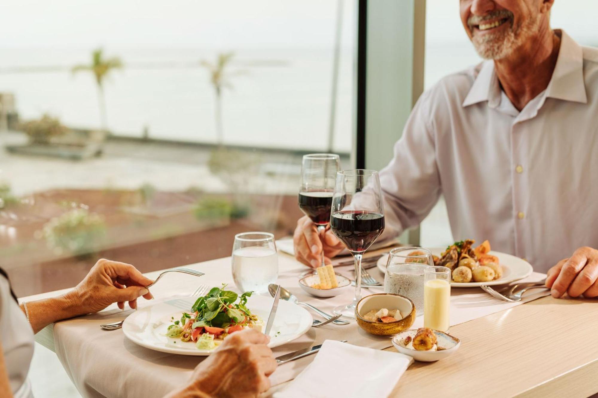 Arrecife Gran Hotel & Spa Ngoại thất bức ảnh A man dining